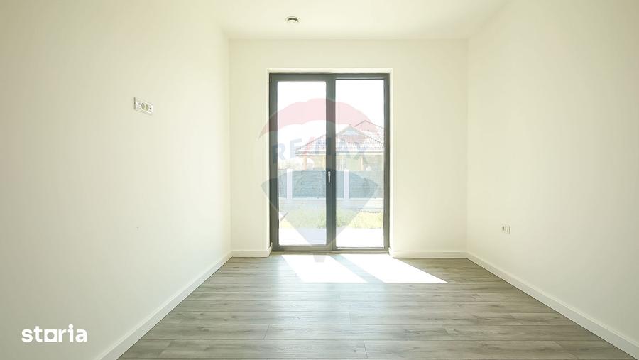 Casă cu 5 camere cu Teren 657 Mp în Florilor