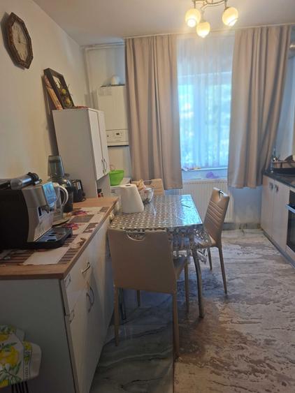Apartament cu 3 camere semidecomandat în Central