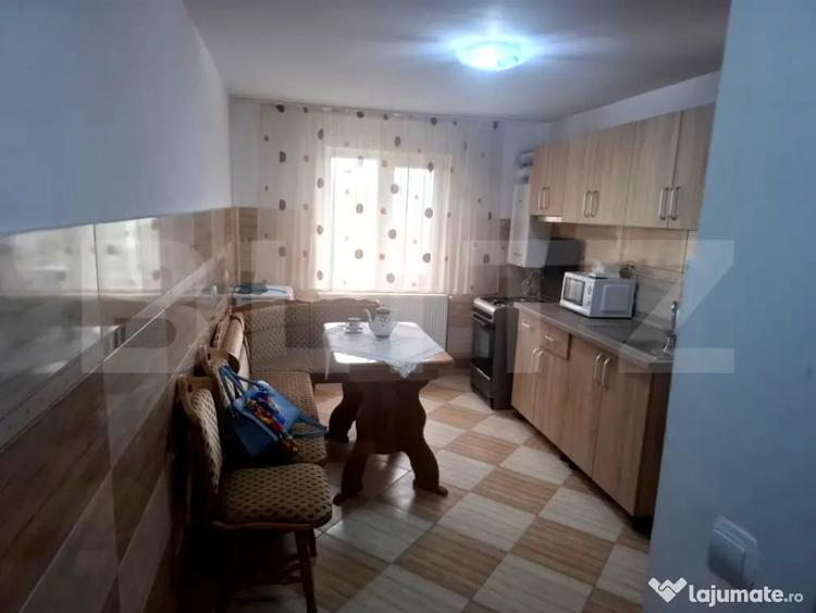 Apartament cu 3 camere decomandat în Micro 6