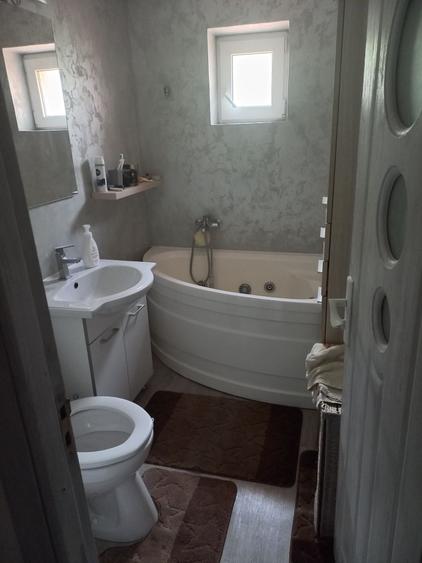 Apartament cu 3 camere decomandat în Găvana