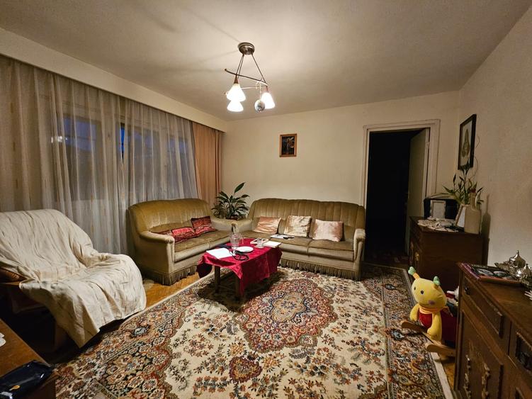 Apartament cu 4 camere semidecomandat în Gojdu