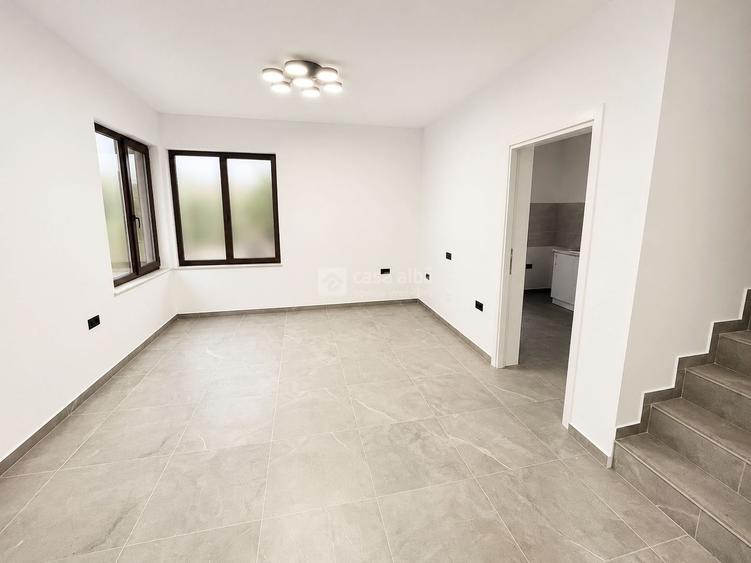 Casă individuală cu 4 camere cu Canalizare în Bucium