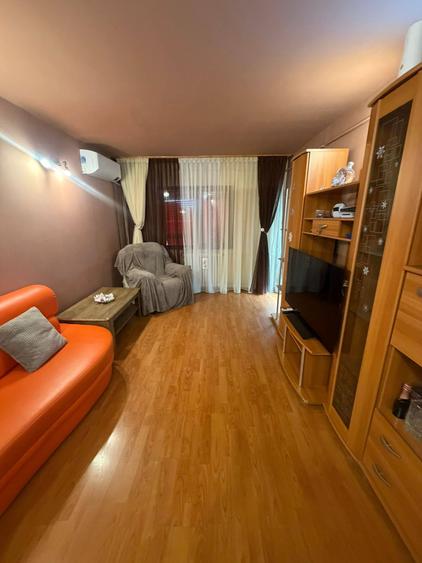 Apartament cu 3 camere decomandat, mobilat în 9 Mai