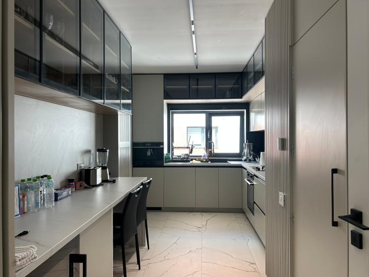 Apartament cu 4 camere decomandat, mobilat în Capitale