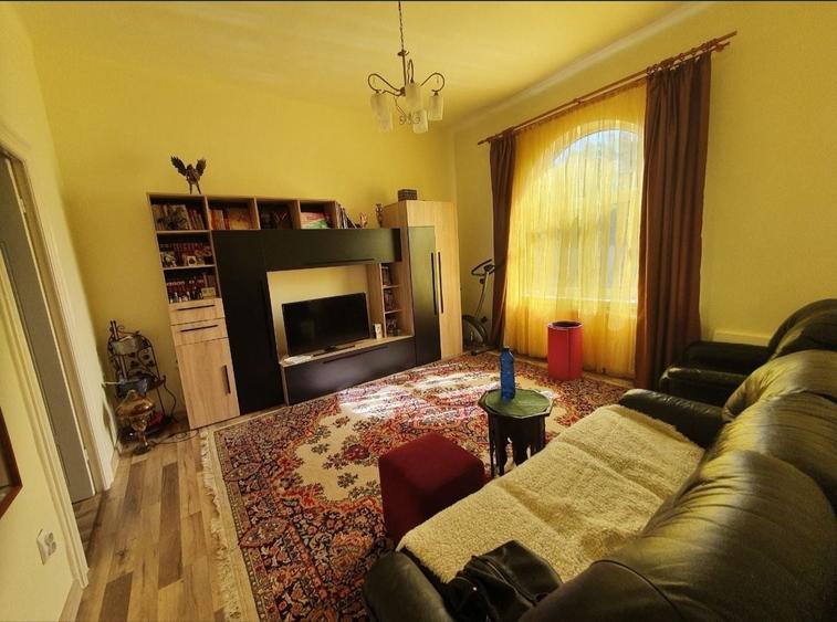 Casă cu 3 camere cu Teren 300 Mp în Central