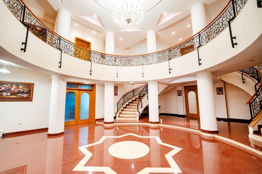 Casă individuală cu 20 camere cu Piscina în Ultracentral