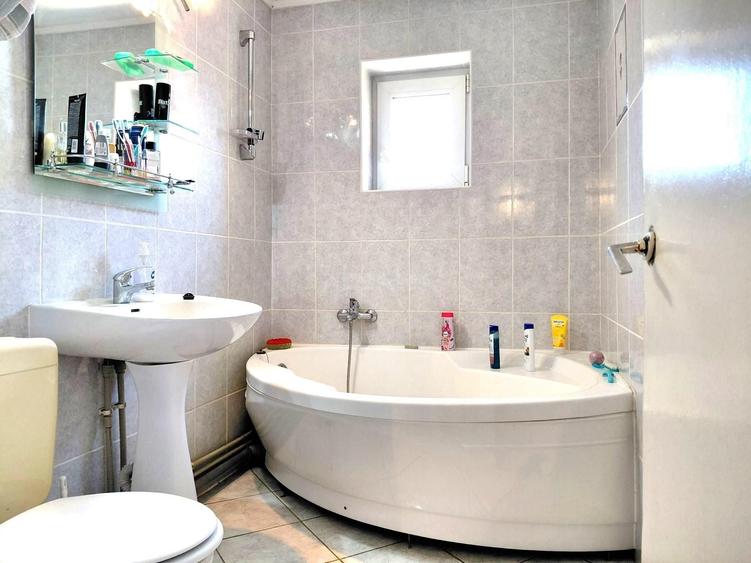 Apartament cu 3 camere decomandat în Traian