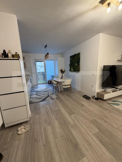 Apartament cu 3 camere semidecomandat, mobilat în Independenței