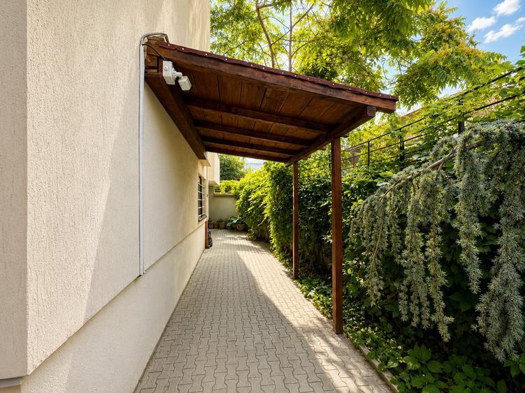 Casă individuală cu 12 camere cu Canalizare în Central