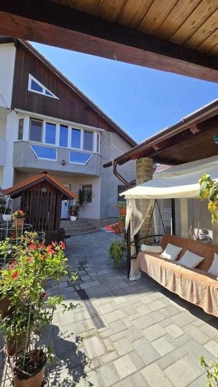 Casă individuală cu 7 camere cu Canalizare în Botizului