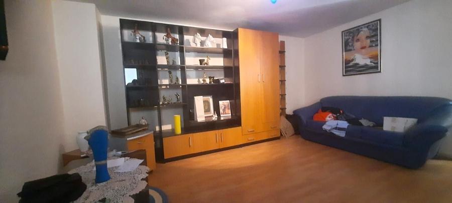 Casă individuală cu 9 camere cu Canalizare în Caragiale