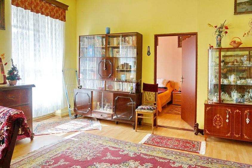 Casă individuală cu 7 camere cu Canalizare în Cristian