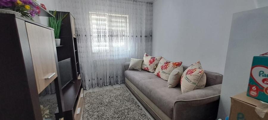 Apartament cu 3 camere semidecomandat, mobilat în Tătărași