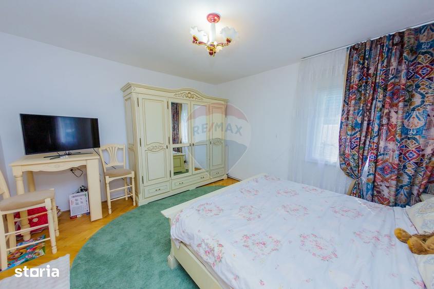 Casă cu 5 camere cu Teren 1133 Mp în Groși