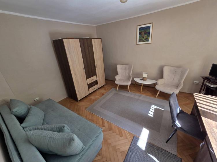 Garsonieră decomandată în Central