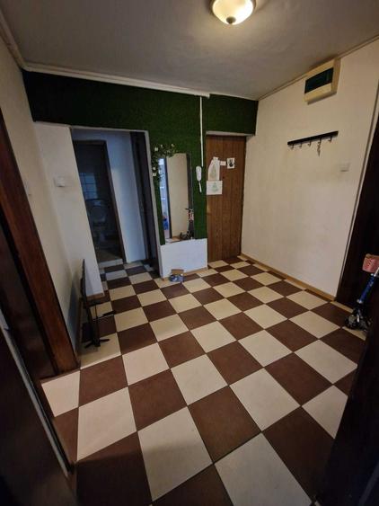 Apartament cu 4 camere decomandat în Tei
