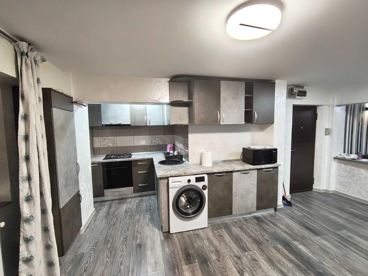 Apartament cu 3 camere decomandat în Exterior Vest