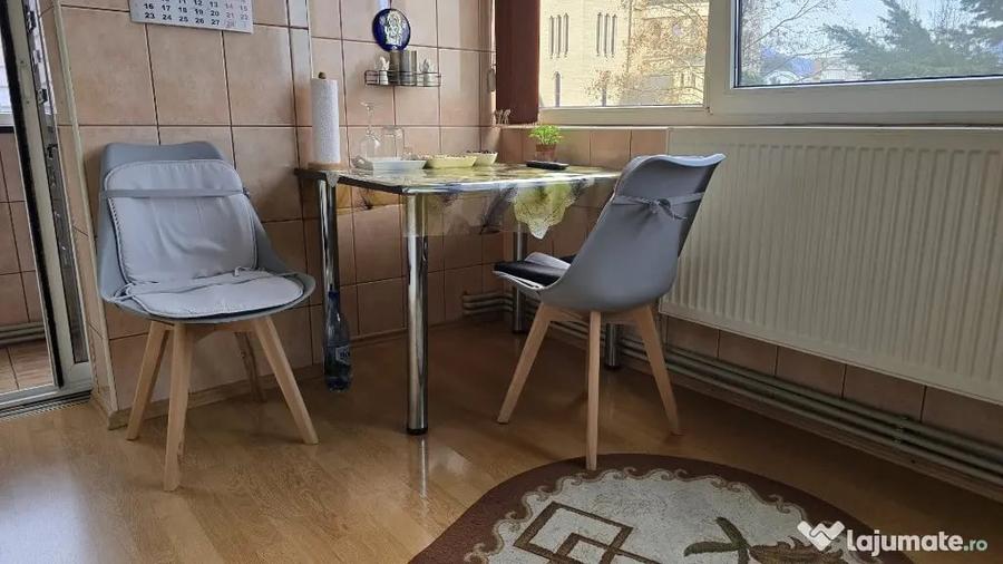 Apartament cu 3 camere decomandat în Decebal
