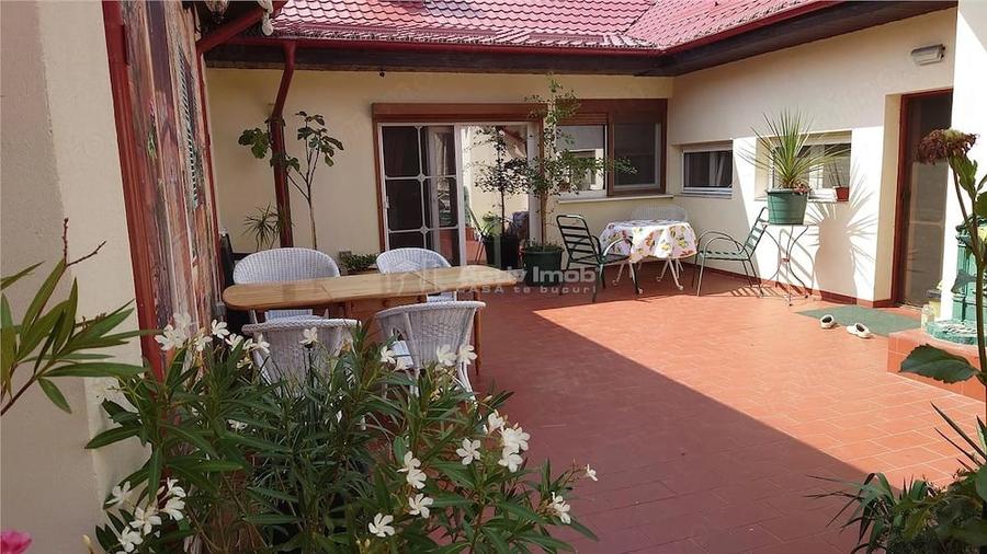 Casă cu 7 camere cu Teren 7241 Mp în Central