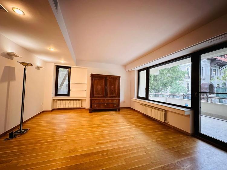 Apartament cu 4 camere semidecomandat în Dorobanți
