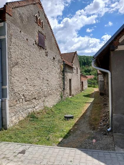 Casă cu 6 camere în Ciclova Română