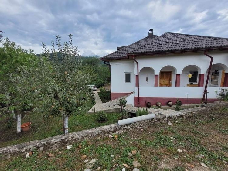 Casă cu 4 camere în Corbșori