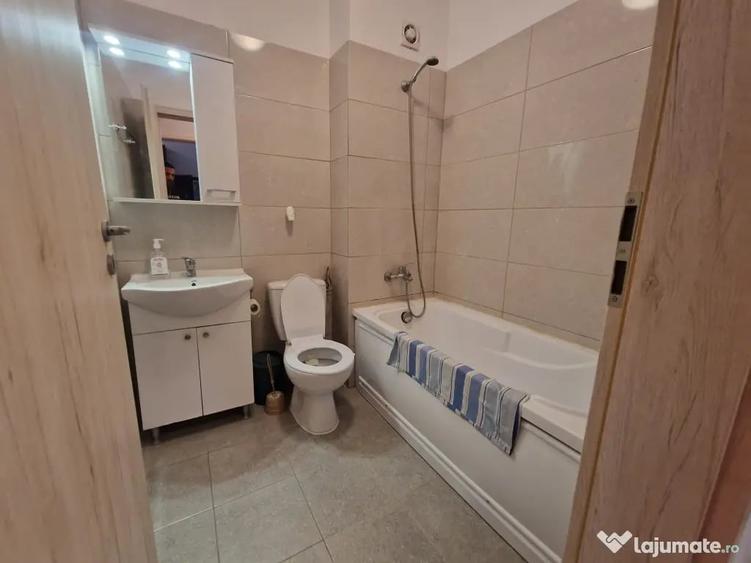 Garsonieră decomandată în Roșu