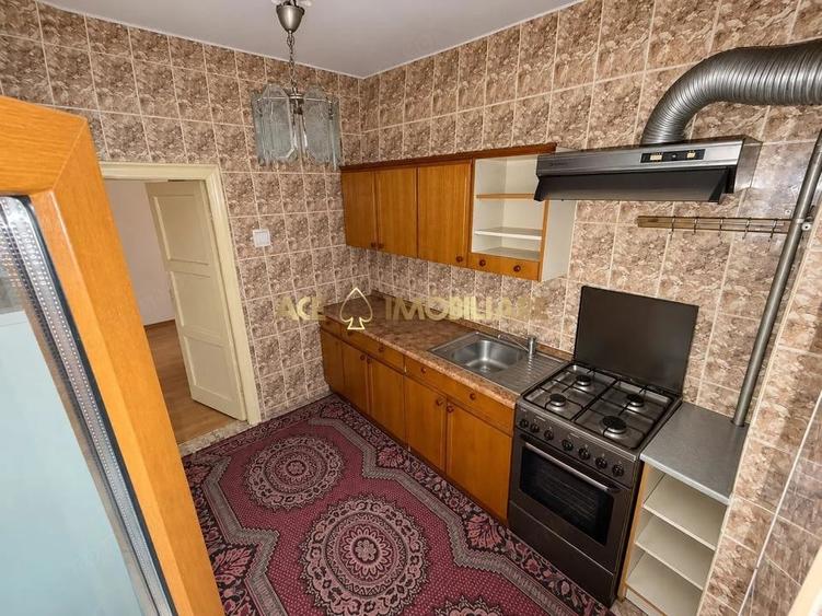 Casă cu 10 camere în 13 Septembrie
