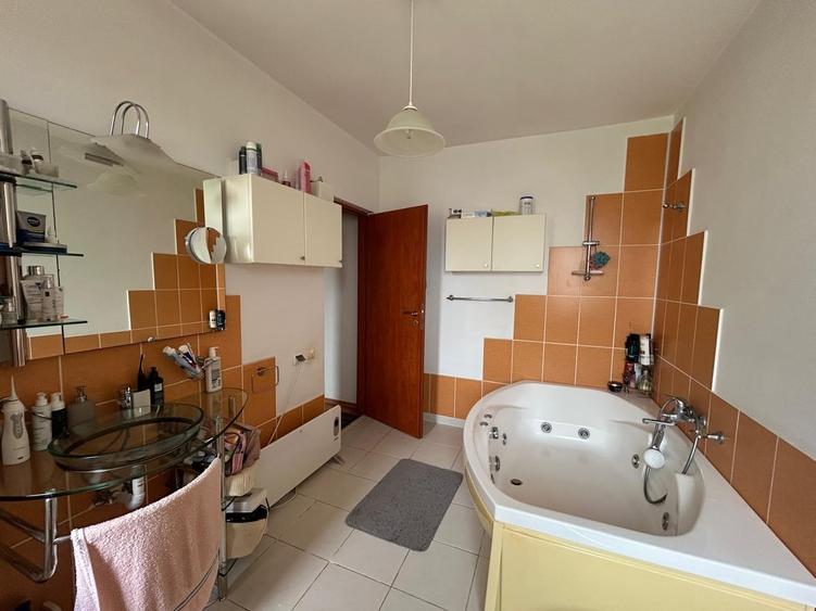Casă cu 10 camere cu Teren 600 Mp în Prelungirea Ghencea