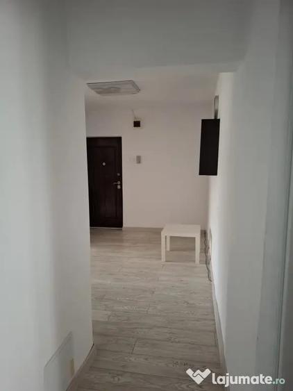 Apartament cu 3 camere semidecomandat în Mărășești