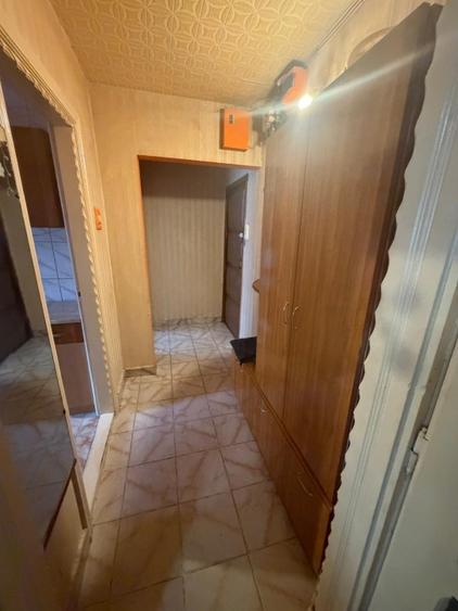 Apartament cu 3 camere semidecomandat, mobilat în Craiovița Nouă