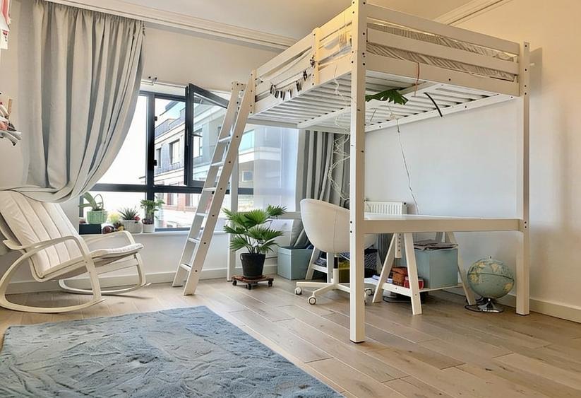 Apartament cu 3 camere semidecomandat, mobilat în Tei
