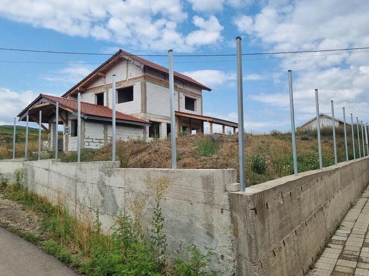 Casă cu Teren 600 Mp în Mintia