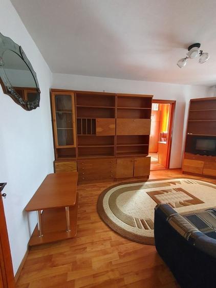Apartament cu 2 camere semidecomandat în Crâng