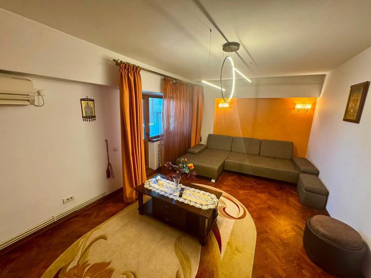 Apartament cu 3 camere decomandat în Podu Roș