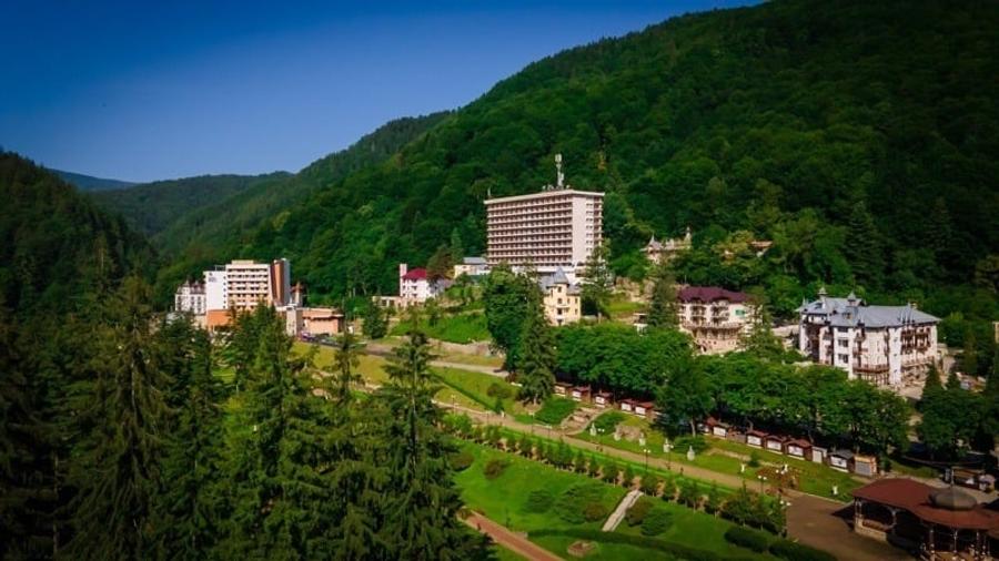 Apartament cu 4 camere decomandat, mobilat în Central