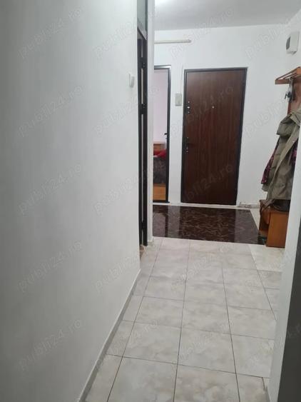 Apartament cu 3 camere decomandat, mobilat în Nicolina