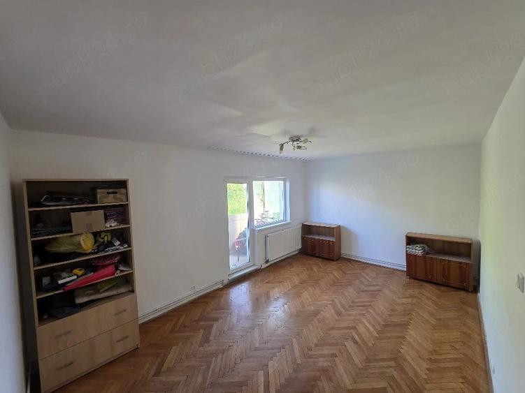 Apartament cu 3 camere decomandat în Girocului
