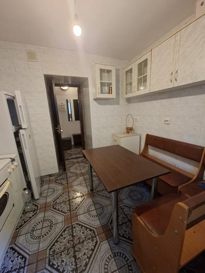 Apartament cu 2 camere semidecomandat, mobilat în Rovine