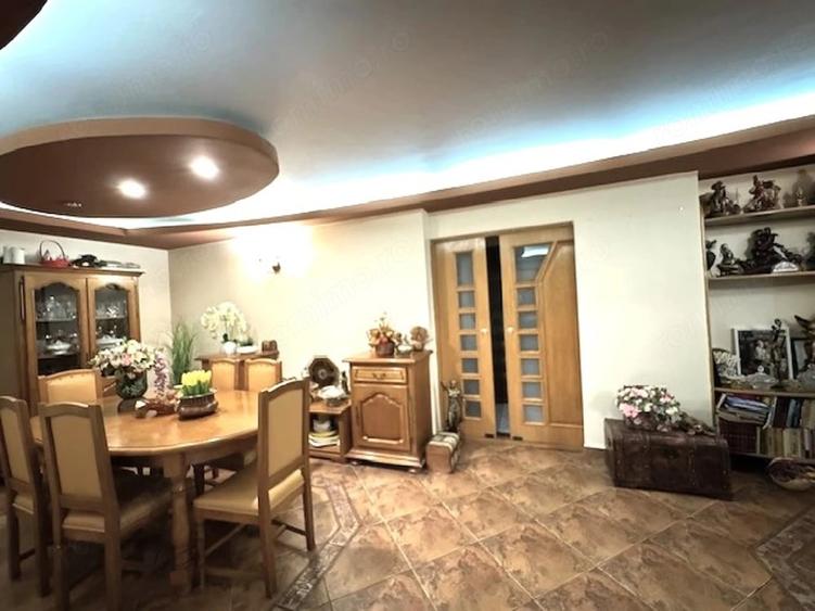 Apartament cu 4 camere decomandat în Central