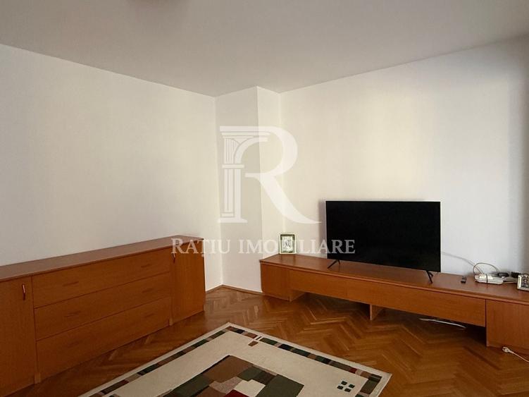 Apartament cu 4 camere decomandat, mobilat în Nufărul
