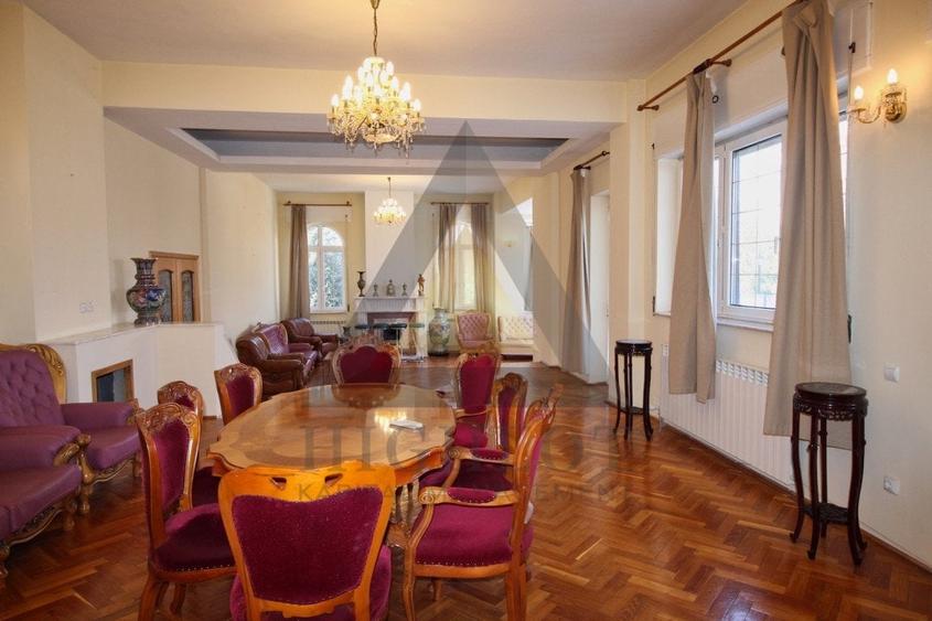 Casă individuală cu 8 camere cu Canalizare în Central