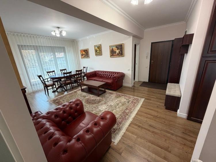 Apartament cu 3 camere semidecomandat, mobilat în Banu Manta