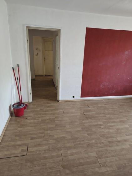 Apartament cu 3 camere semidecomandat în Craiovița Nouă