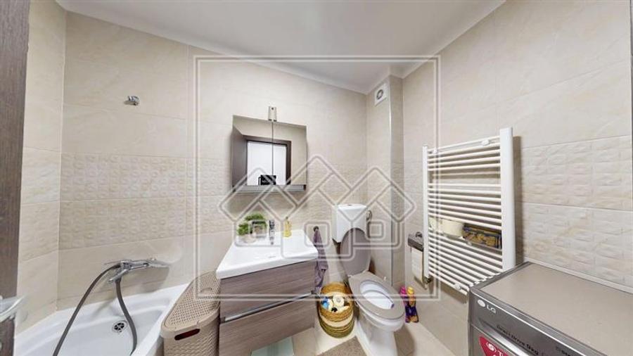 Apartament cu 3 camere decomandat în Exterior Vest