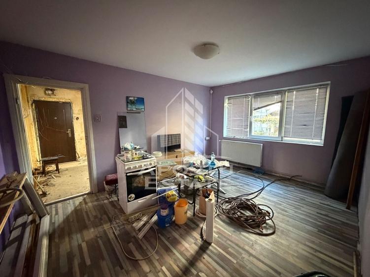 Apartament cu 3 camere semidecomandat în Dacia