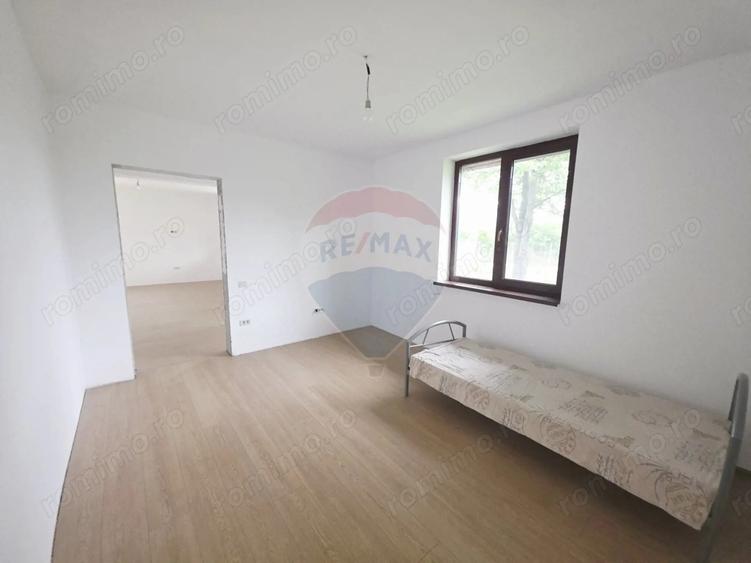 Casă cu 5 camere cu Teren 6110 Mp în Girov