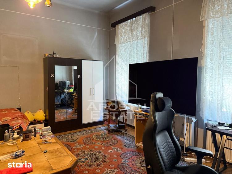 Casă cu 7 camere cu Teren 929 Mp în Central