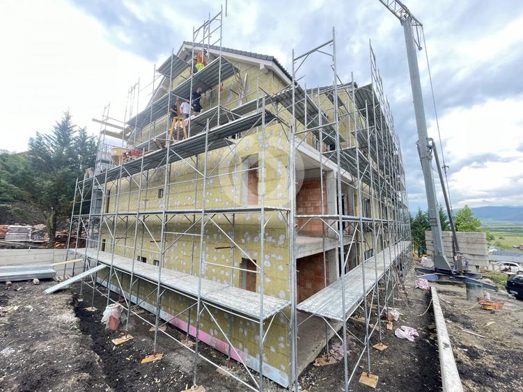 Apartament cu 4 camere decomandat în Cristian