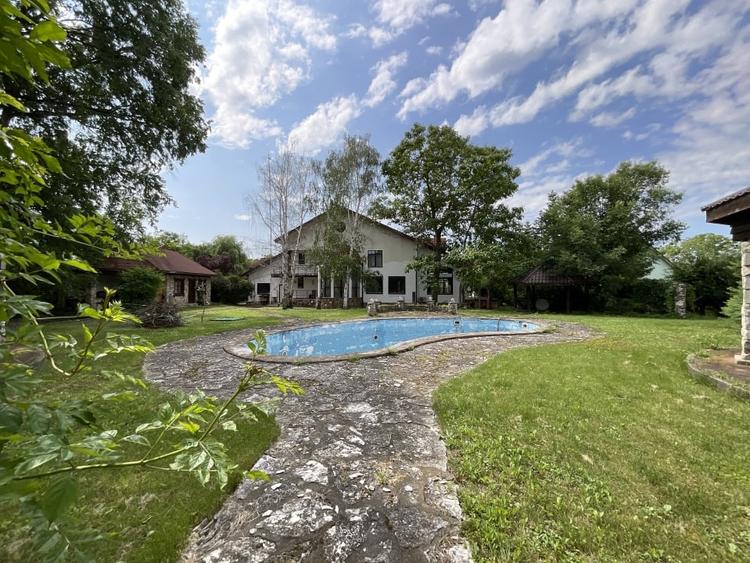 Casă individuală cu 7 camere cu Piscina în Izvorani